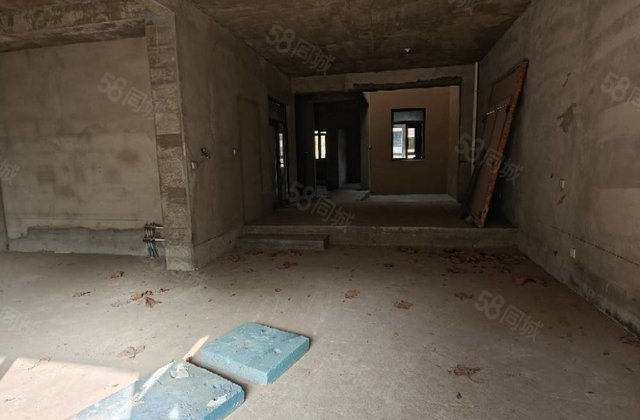 盛世天湖别墅 上下三层 带院子独立大门带车库