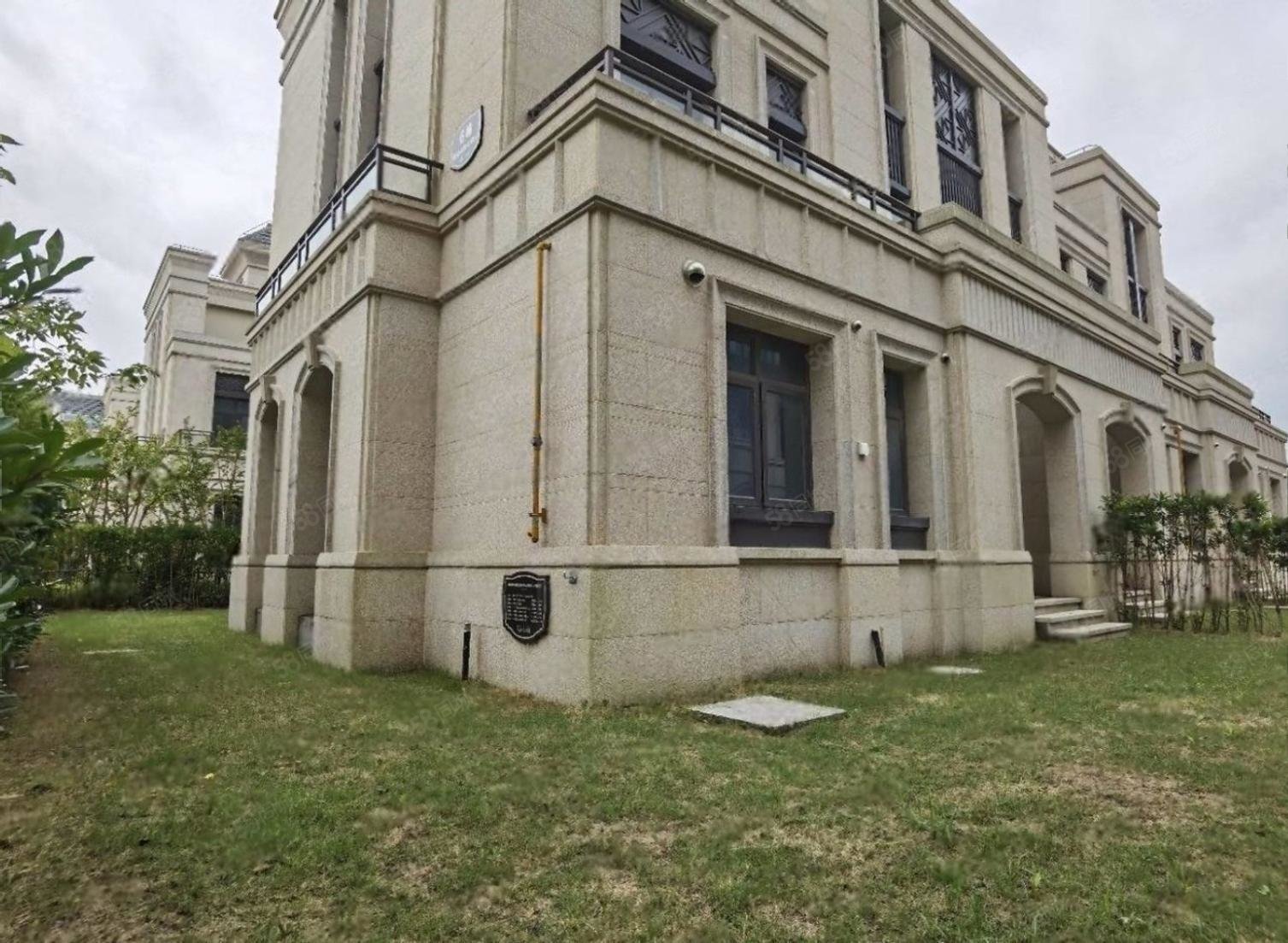 颐盛御中环(一期别墅)5室2厅4卫226.13㎡南北1299万