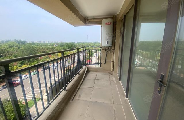 碧桂园翡丽湾，精装四室，总高18层，证满两年，送车位