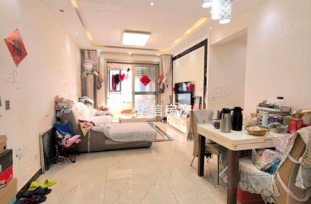 客厅南向连阳台的户型，好楼层，带储藏室