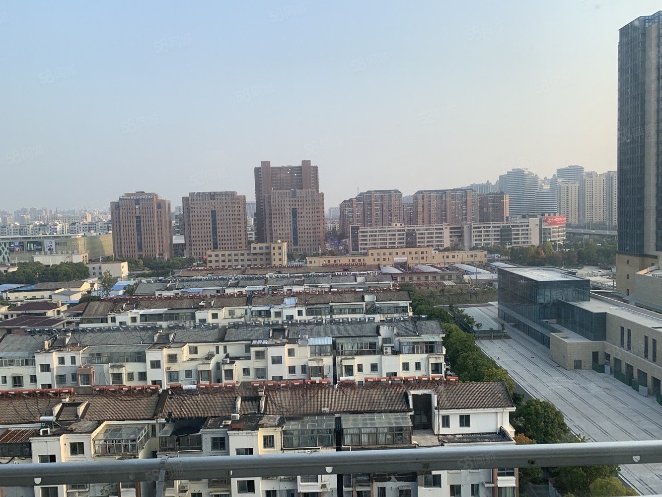 月湖花城 次顶楼 精装 三室 小区前排,月湖花城-盐城58同城