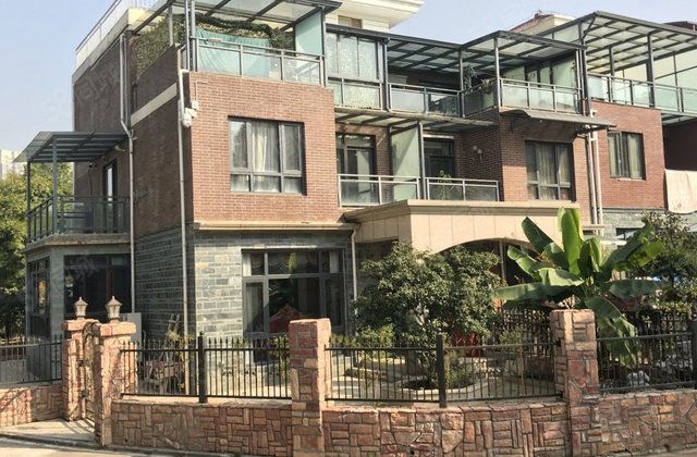 盘龙城湖景联排别墅 有露台院子地下室电梯