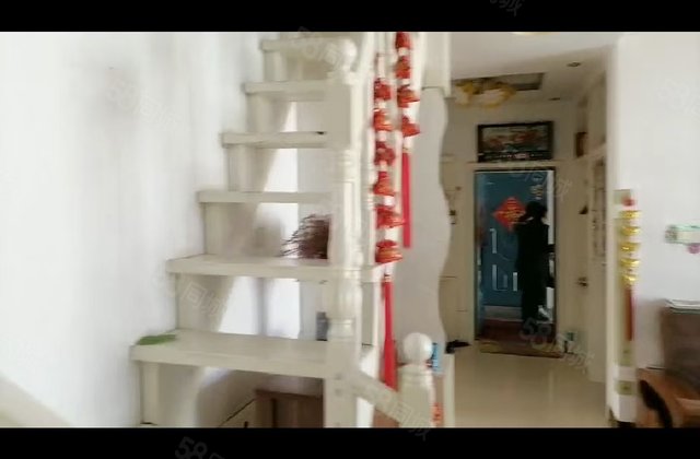 室内楼梯6个卧室送车位送家具送阁楼送地下室送花园价格可议