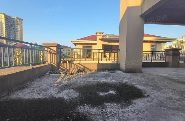 即装6室4厅5卫280㎡南北共3层2018年建造龙鑫御水湾岳池龙湖银城东路