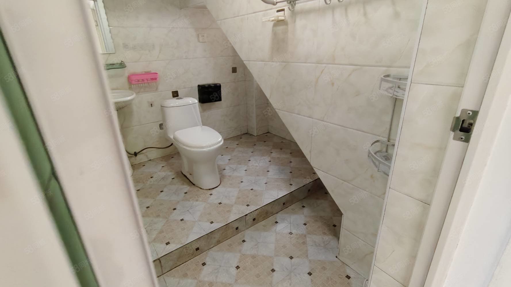 地中海风情7室2厅3卫102.3㎡南北60万