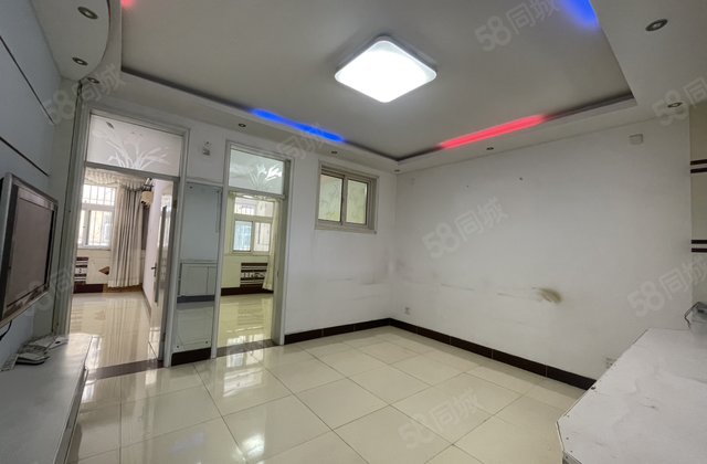 孝心一楼  能停5辆车 卧室能放3张床 锅炉厂 金柱康城