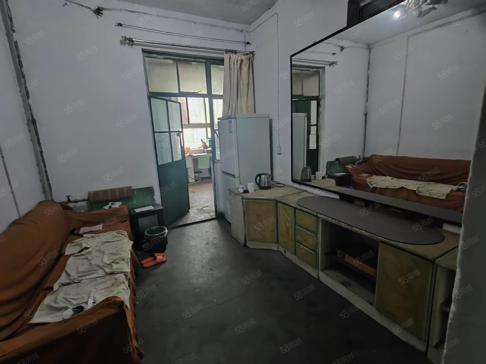 沿河小区3室2厅1卫70㎡南北31.8万