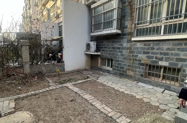 孝心一楼 带院子  中华苑三室 汽车总站旁 金柱康城