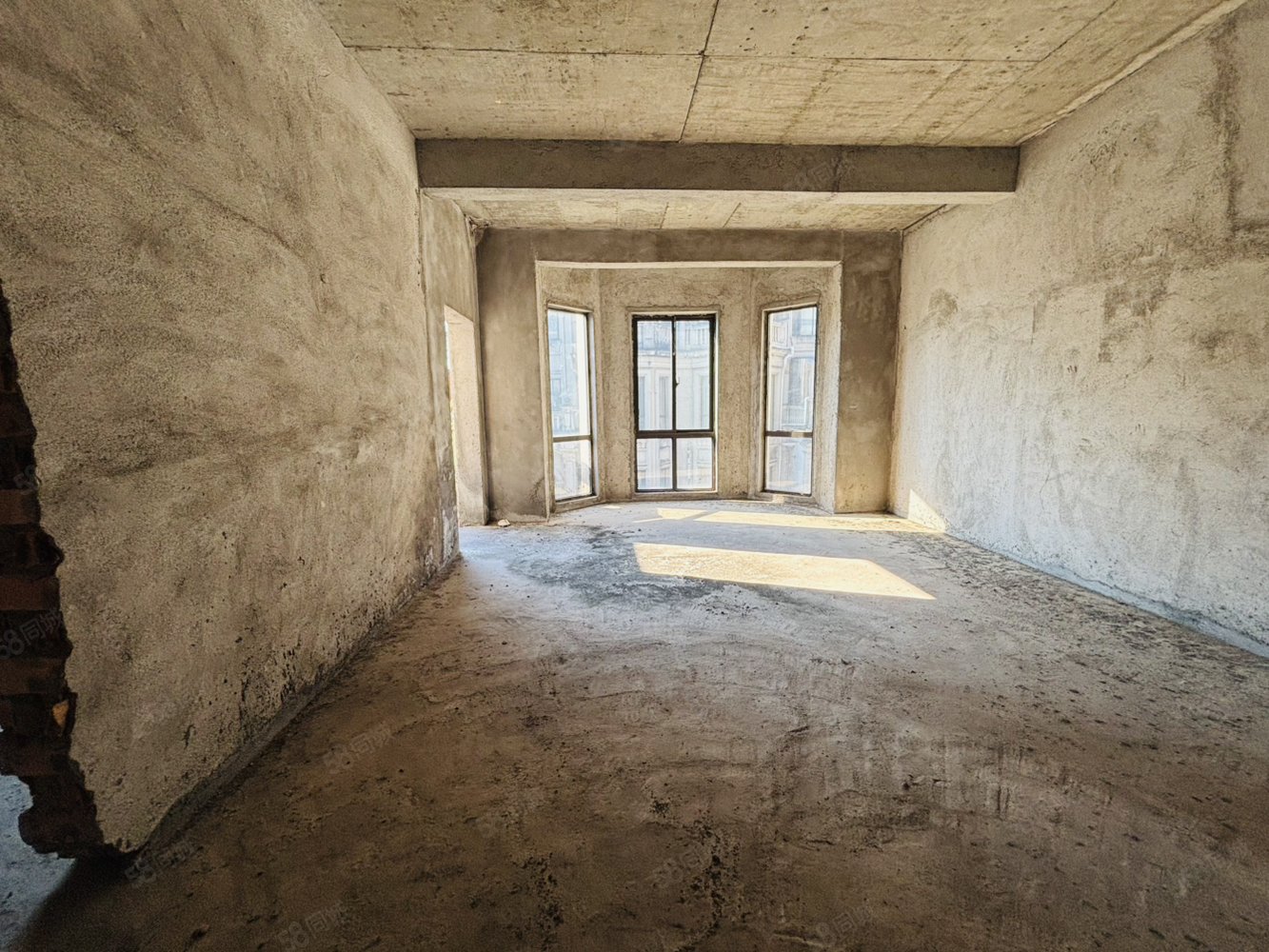 新世界凯旋城(别墅)7室2厅3卫243㎡南北103万