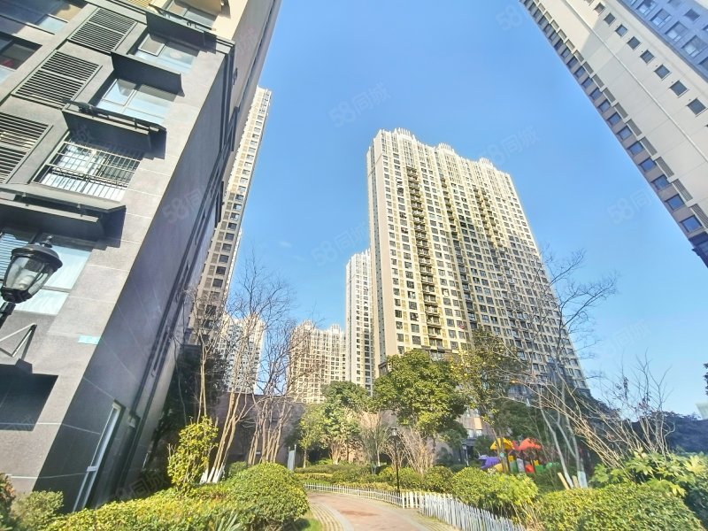 万达华府5室2厅2卫142.71㎡南北230万
