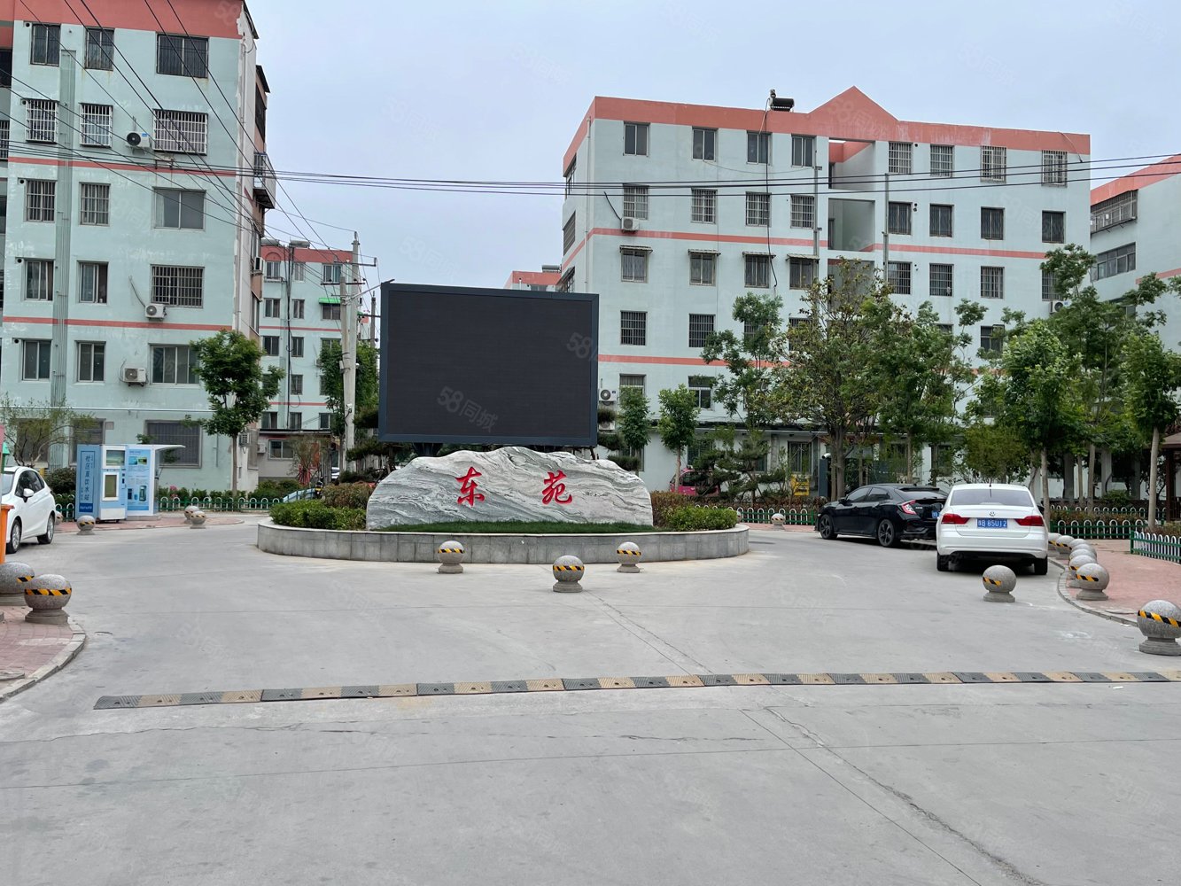 东苑小区一期一楼后院精装三室一厅可按揭贷款