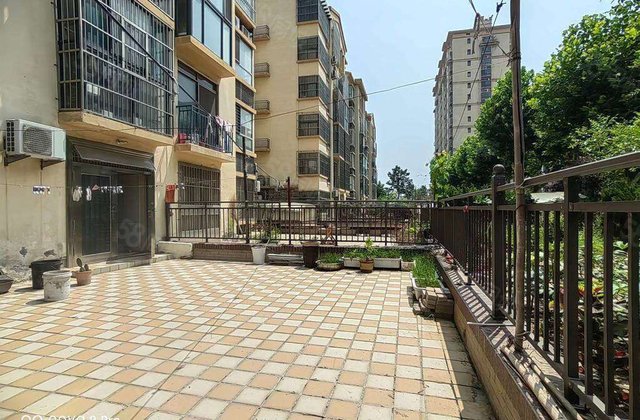 一楼带院子 翡翠城 三室两厅 带车位和大储藏室 总高6层