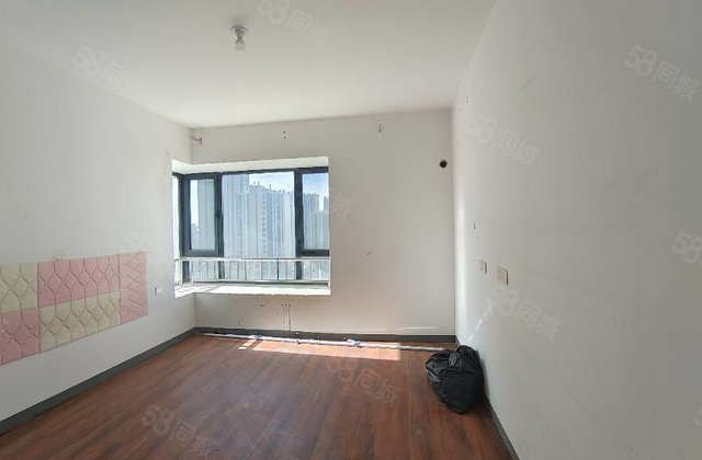 荣盛锦绣学府3室，带车位，看房有钥匙