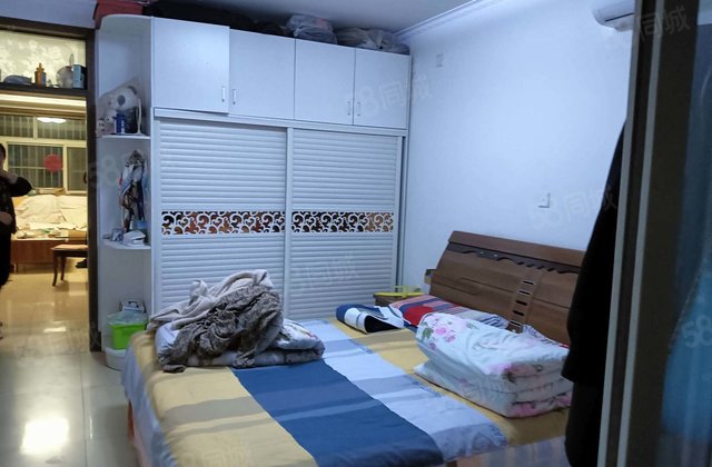 眼科医院西邻     带车库 多层2楼 三室