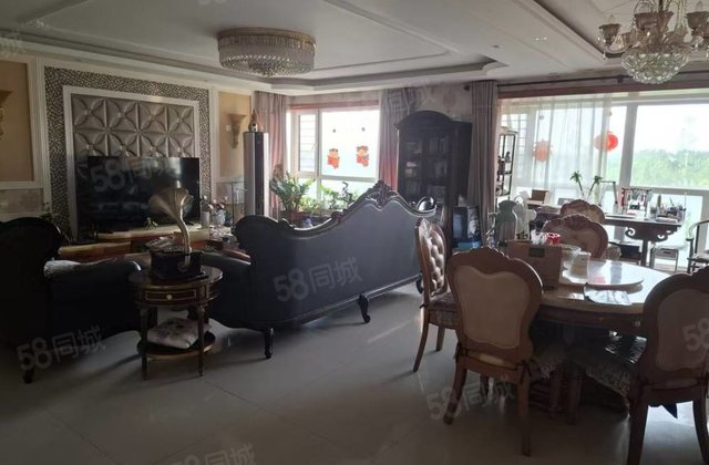 开阔的视野让您站窗前白天感受城市车水马龙夜晚欣赏星空万家灯火