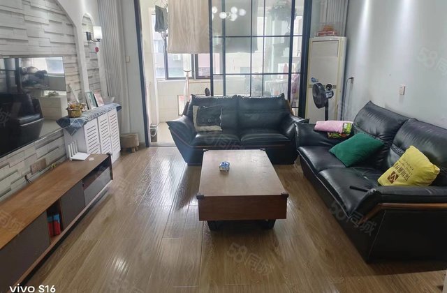 鸿顺花园精装修两室两厅.带储带固定车位.证满两年图片真实