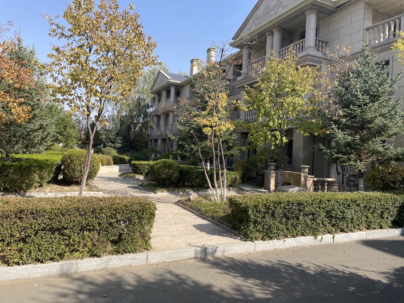 御苑(别墅)8室2厅5卫345㎡南北680万