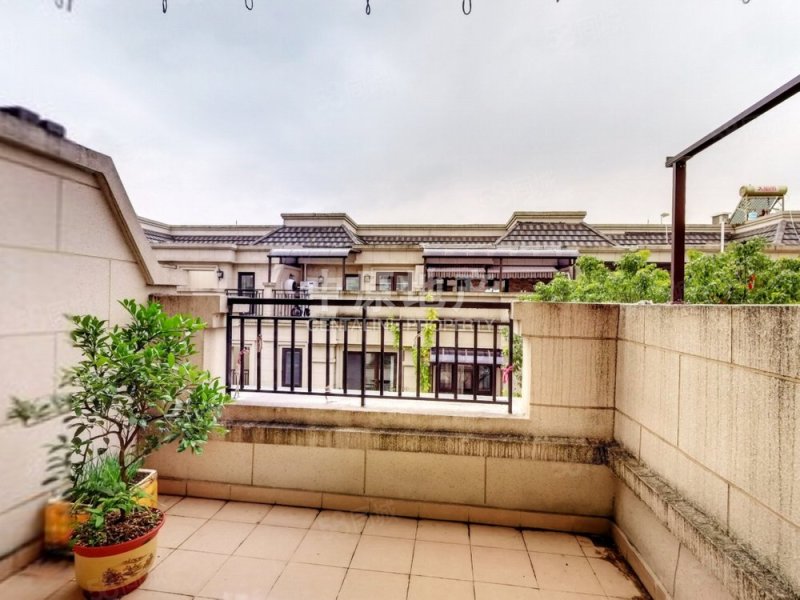 路劲上海庄园 外岗叠墅拎包入住方便看房房东诚心出售!