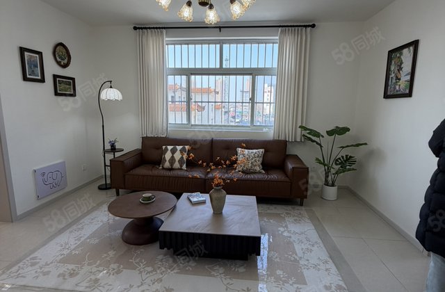 双语九中    ，多层好楼层边户精装修三室，首付6个 就可以