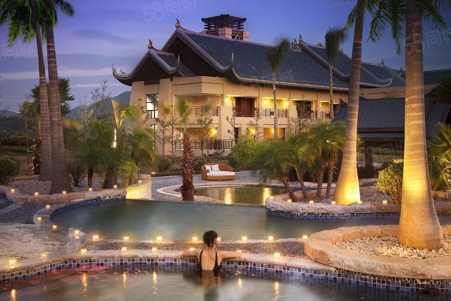  山顶温泉会所,在开阔的池中,静静