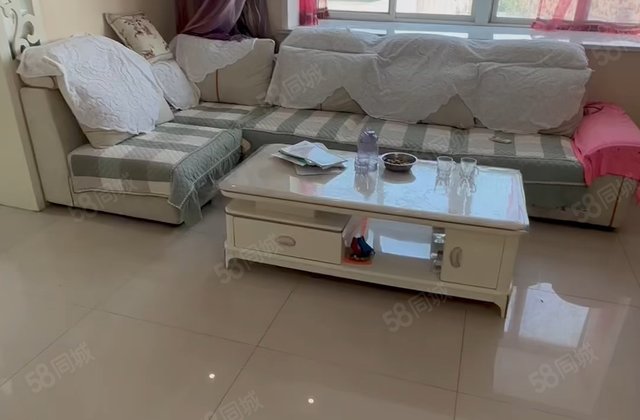 位置优越，出行方便，精装修三室两厅两卫，新房几乎没住过