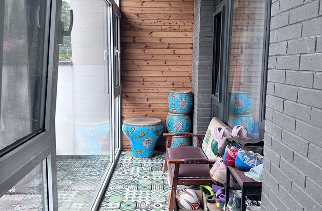 整小区  位置，背靠停车区和业主休闲娱乐中心和保安室房东直卖