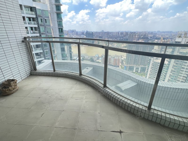 逸翠湾4室2厅3卫210.42㎡南北1300万