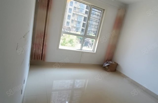 东昌丽都三室朝阳精装修带车位。