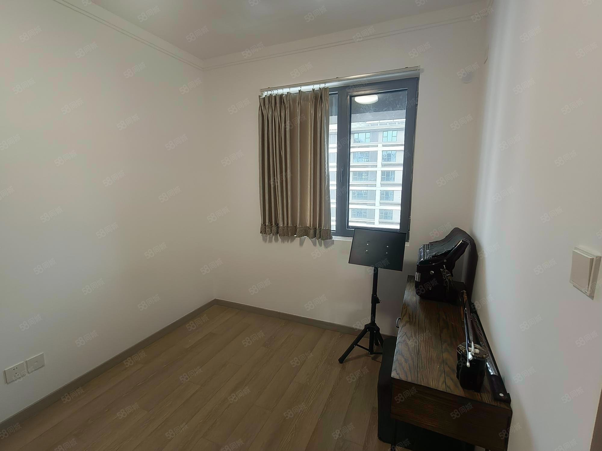 越秀天恒懷山府(1號院)4室2廳2衛(wèi)141.23㎡南北480萬