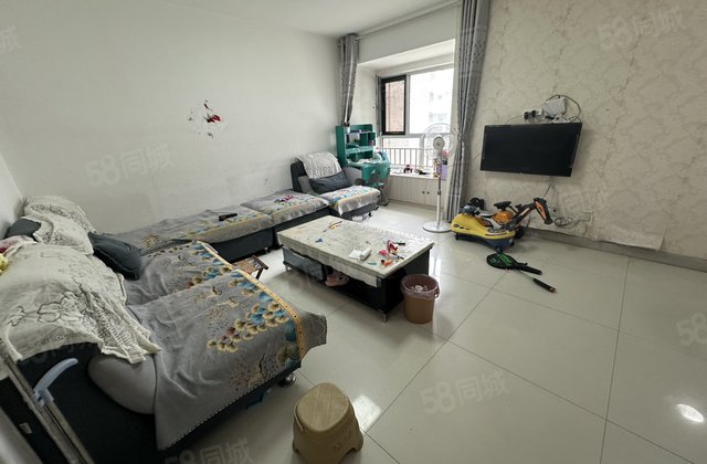 阿卡四期，三室一卫，带车位，中间好楼层，急售