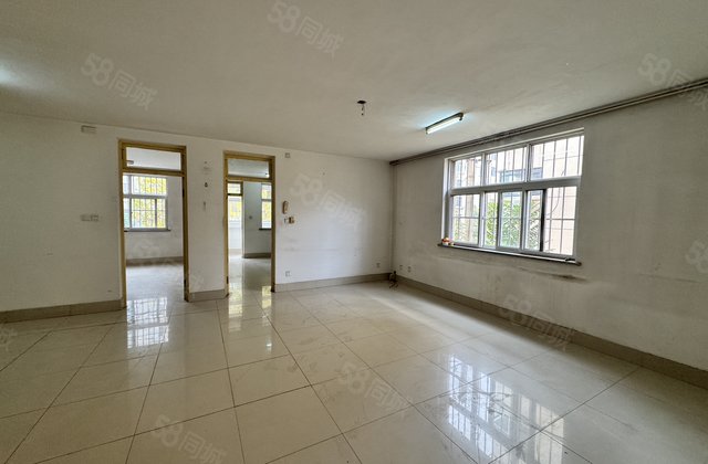 东昌湖边 多层二楼 名人苑二期 边户全明户型 大三室