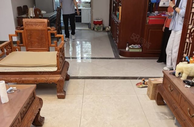 紧邻东昌路 中央丽都 一楼四室两厅两卫 精装一手续   位置