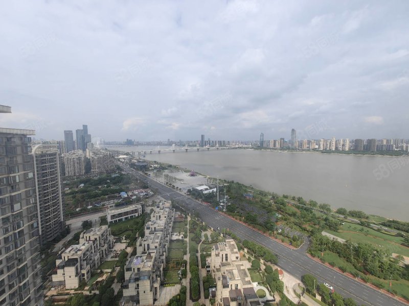 联泰天禧 新出顶楼 带露台 业主诚意出售 已进场装 可随时看