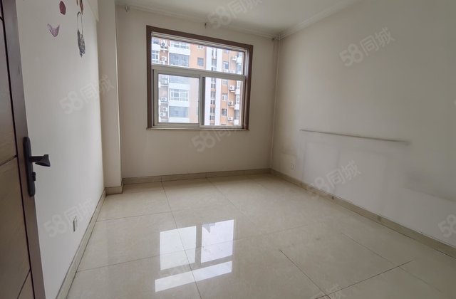 星海家园 3室2厅 简单装修 145平 看房方便 有钥匙