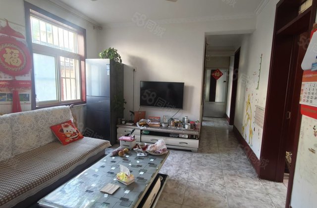 市医院西邻，三室朝阳户型，带大院子，三间陪房，看房方便。