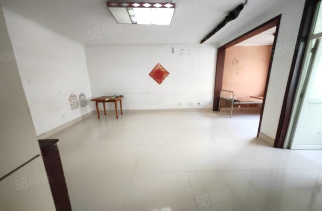 香江  万达旁 步梯一楼  50多