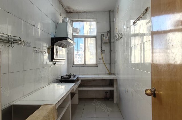 七中附近，地暖房好楼层边户，全天采光小区停车方便