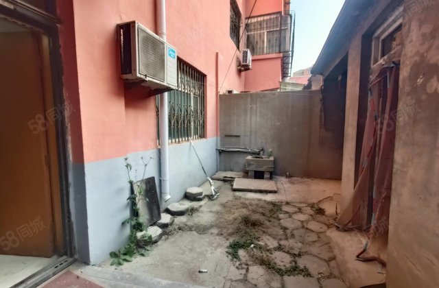 七中旁 一楼带院可隔三室 院门直通大路 看房方便