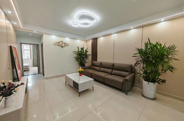 湖边丶中间好楼层，停车方便，免大税，精装修三室，看房很方便。