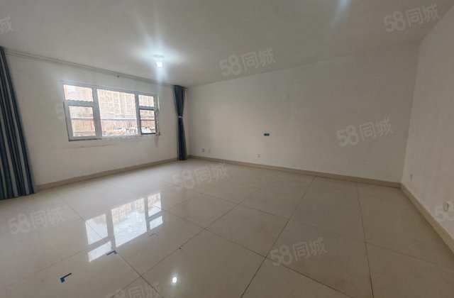 新一中外国语民生，急售大三居，捡   非常合适送储藏室，急售