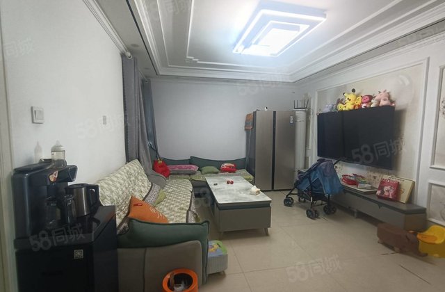 万达广场附近精装电梯婚房正三室，出门就是  到大学