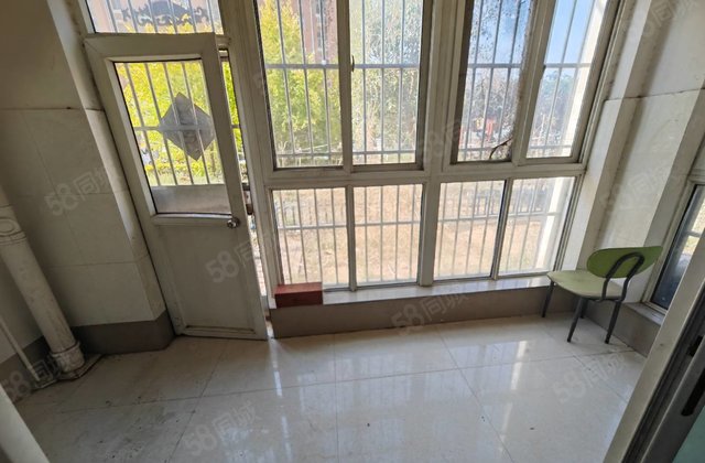 万达旁  洋房一楼带院 边户 随时看房