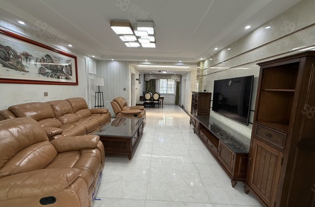 阳光        鸿顺花园 一楼 精装三室带地上车库