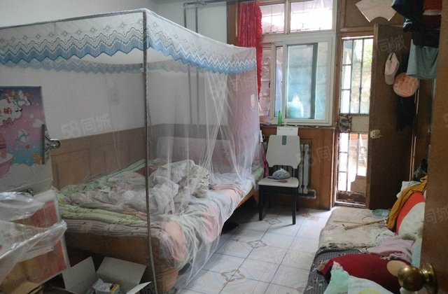 市中心 兴华路   东昌中学一楼 带院