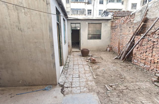 市中心 孝心一楼带院子 可做四室 带配房 南北通透 随时看房