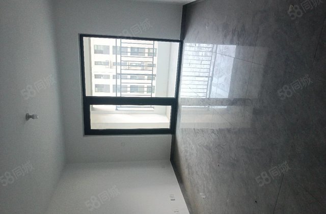 带车位四室两厅两卫137平115万