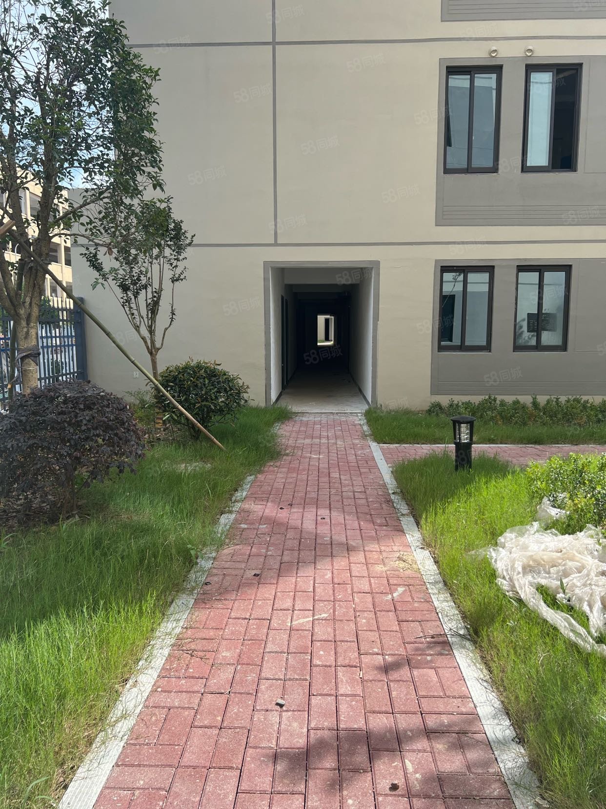 金越府3室2厅2卫96.91㎡南80万