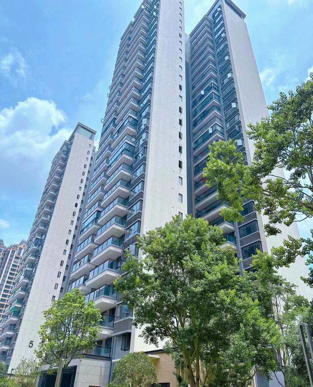 保利君悦湾4室2厅3卫146.14㎡南北290万