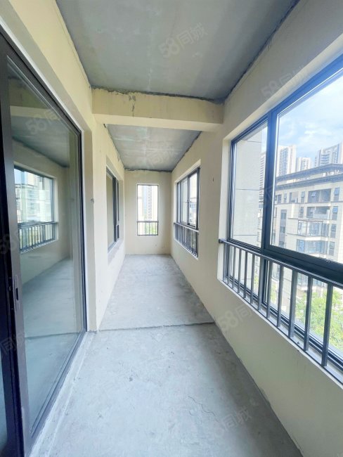 洋房带露台琥珀御宾府叠墅带超大露台地铁3号线出入口