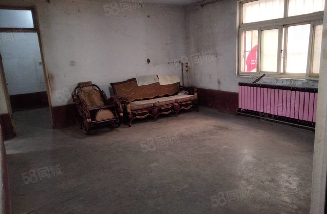 闹市区，一楼带大院子，实际面积140平，聊城公园金鼎百货大楼